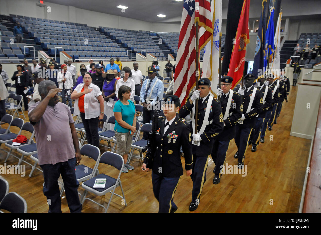 Stati Uniti La riserva di esercito Master Sgt. Kimberly Jones, conduce una guardia di colore della sede e Sede Company, 412 Teatro comando ingegnere, basato in Vicksburg, Miss., come posti i colori durante il 38th-annuale di Memorial Day Memorial Service in Vicksburg Città Auditorium Maggio 29, 2017. Il colore è di guardia 1 Sgt. Richard Broussard, Cap. Adam Corley, Master Sgt. Michael Christy, Sgt. 1. Classe Cornelio Joyner , Staff Sgt. Bollis, Sgt. 1. Classe Jeremy Reed, Sgt. Gustavo Salazar, Sgt. 1. Classe Laverne Cohill e Capt. Adam Corley. (U.S. La riserva di esercito Foto di Sgt. 1. Classe Clinton legno Foto Stock