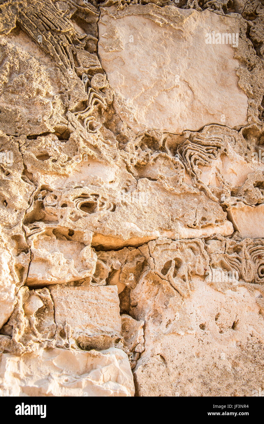 Le mura medievali della città di Korcula sono ancora circondate dal centro storico di Korcula, con mura in pietra spesse 14th secoli e torri costruite in epoca medievale. Foto Stock