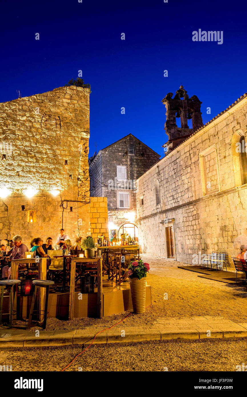 Notte e i ristoranti della Città Vecchia che costeggiano il lungomare di Zakerjan sulla cima del Muro della Città Est nella città vecchia di Korcula, Croazia Foto Stock