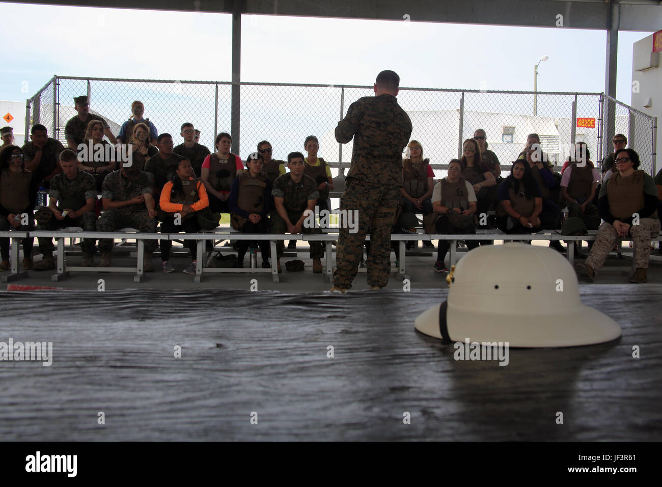 Lancia Cpl. Steven Hubert fornisce un gruppo di sposi una classe sulla M9 pistola durante un squadron Jane Wayne Day al Marine Corps Air Station Cherry Point, N.C., 19 maggio 2017. Jane Wayne giorni come questi sono tenute in tutta la Marine Corps per costruire coesione unità e fornire i membri della famiglia la possibilità di sperimentare ciò che loro non marino giorno per giorno. Tali eventi comprendono una vasta gamma di esercizi di addestramento come il combattimento fitness test, armi gamma di qualificazione, Marine Corps Arti Marziali Programma e più. Hubert è una precisione di tiro coach assegnato alla sede centrale e sede Squadron, ICM Foto Stock