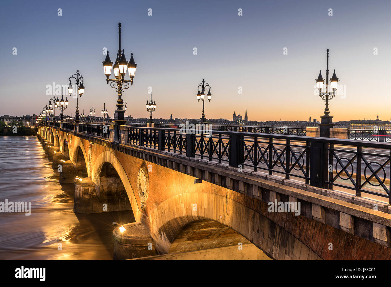 Pont de Pierre attraverso il fiume Garonne a Bordeaux Foto Stock