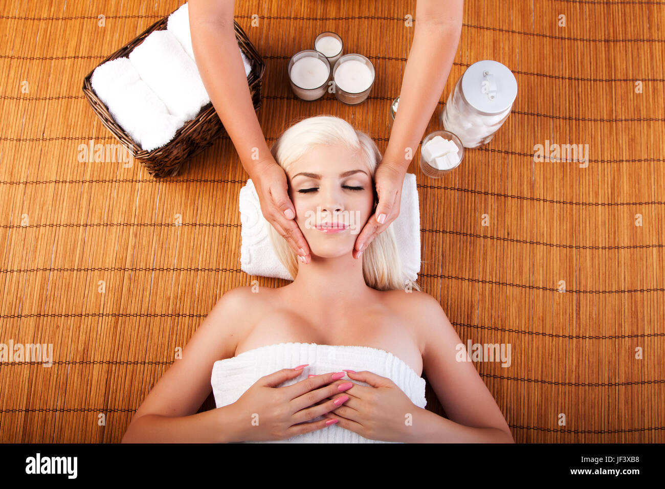 Coccole di Relax massaggio del viso Foto Stock