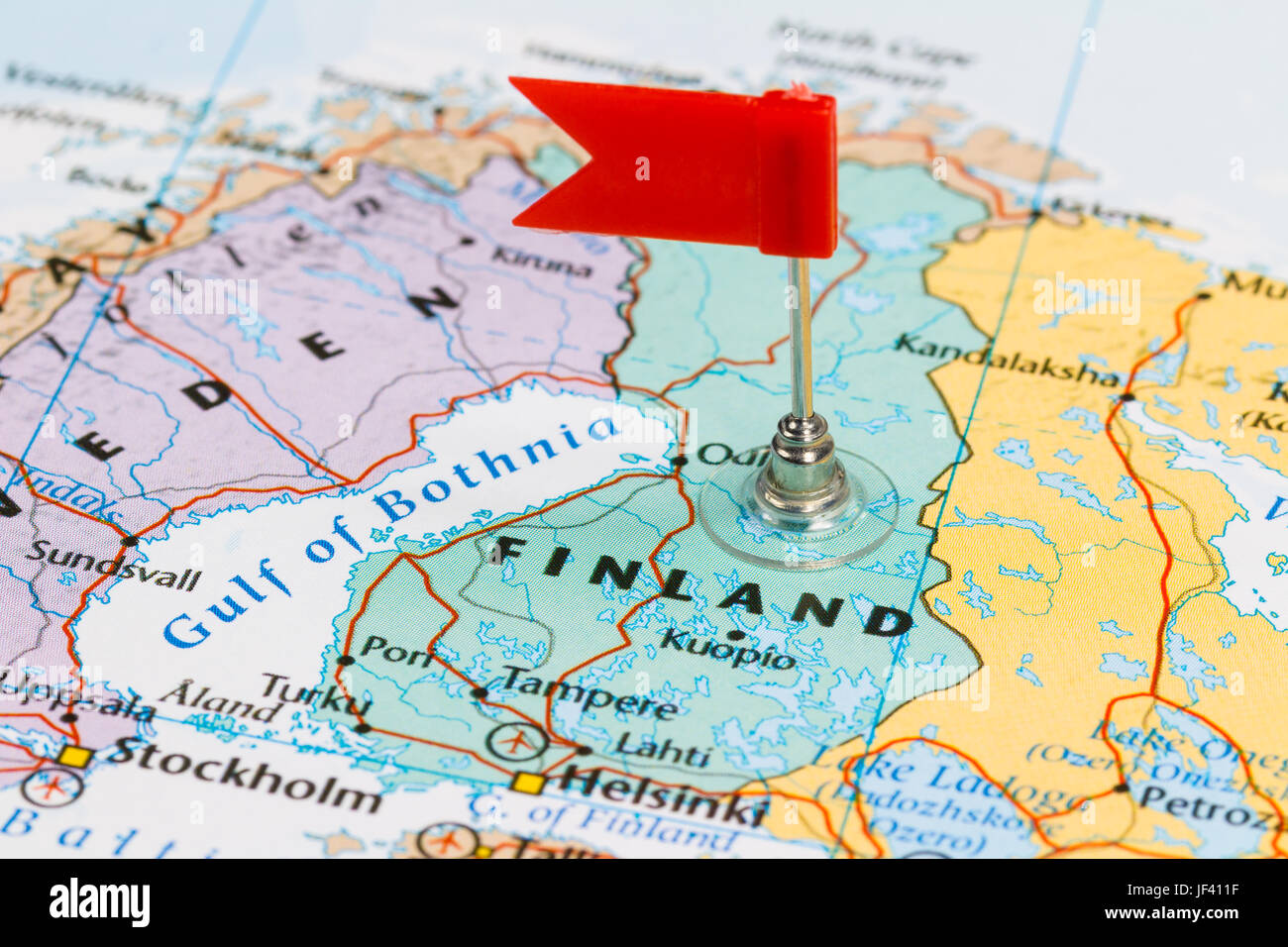Foto di Finlandia segnata dalla bandiera rossa nel supporto. Paese del continente europeo. Foto Stock