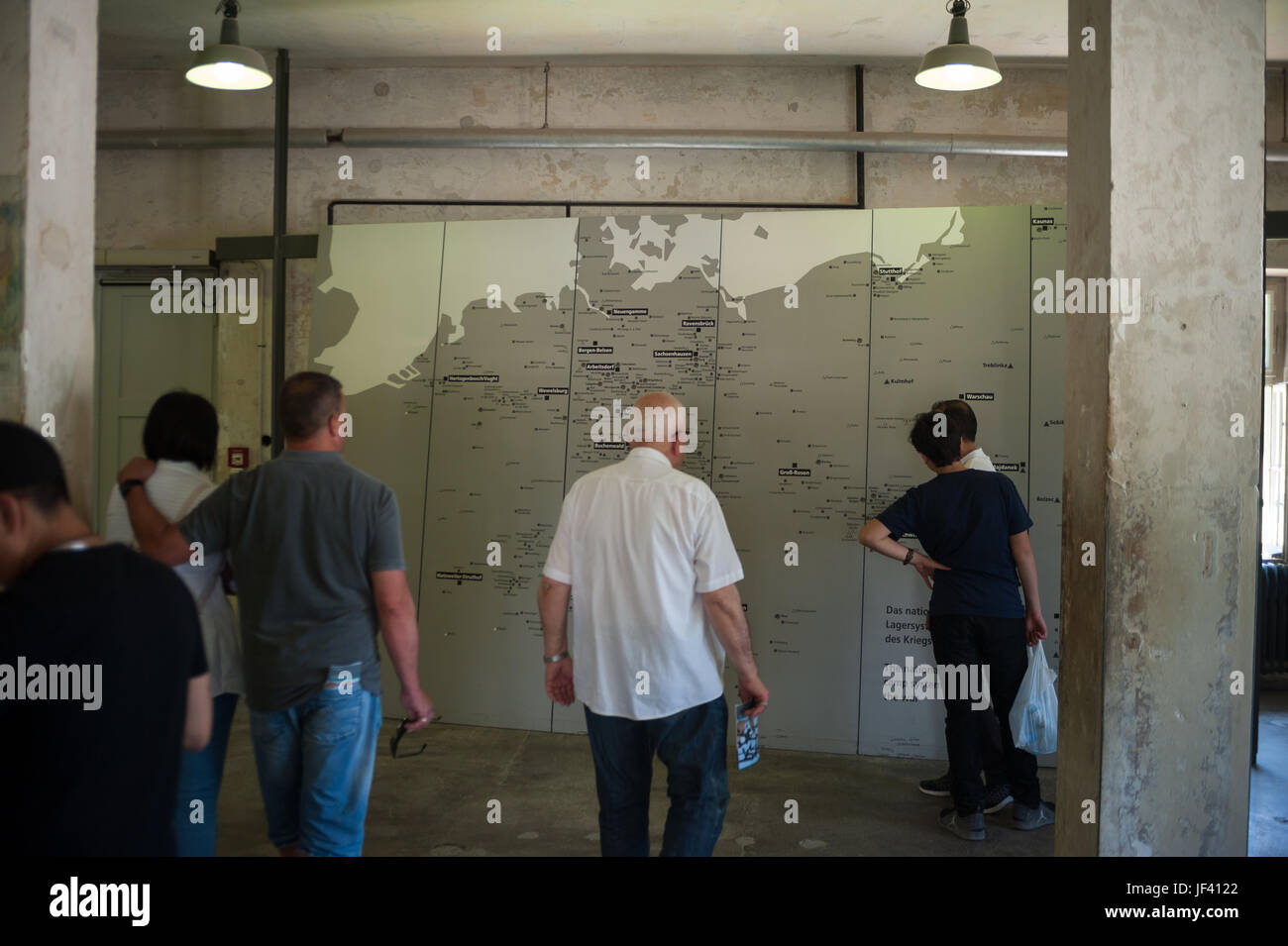 03.06.2017, Dachau, Baviera, Germania, Europa - visitatori nel museo presso il memoriale del campo di concentramento di Dachau. Foto Stock