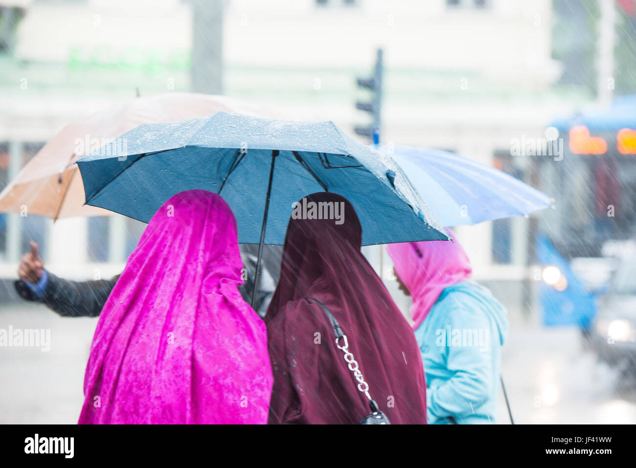 Donne che indossano il velo sotto ombrellone Foto Stock