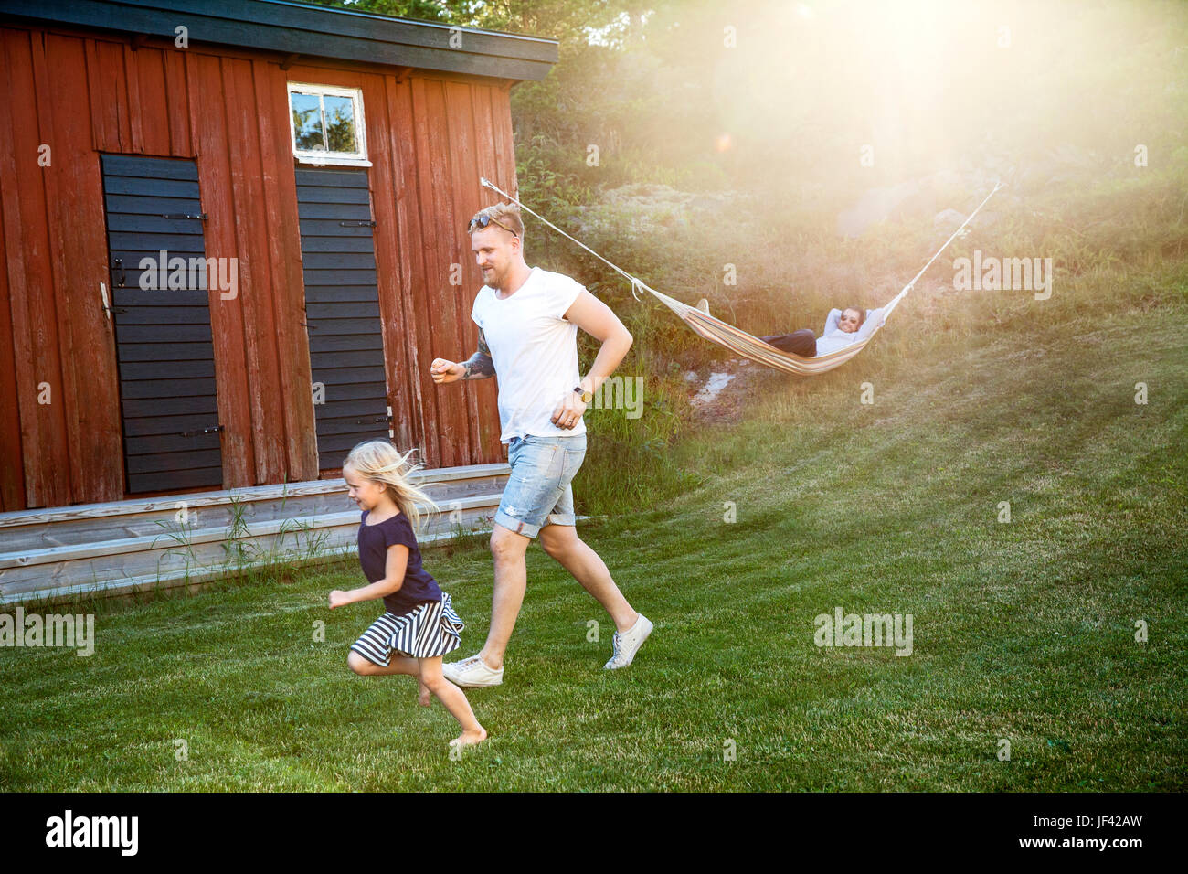 Padre con la figlia giocare in giardino Foto Stock