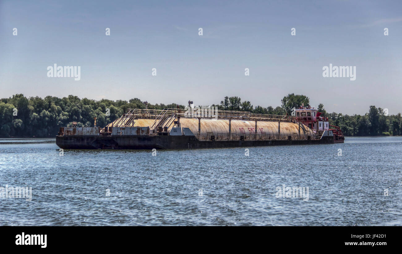 Il Danubio, la Serbia - crociera petroliera sulle vie navigabili Foto Stock