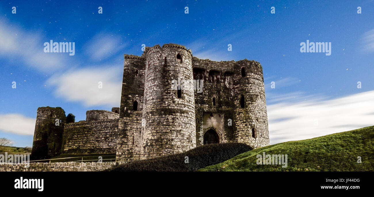 Night Shot. Kidwelly Castle (Castell Cydweli). Carmarthenshire. Il Galles. Regno Unito Foto Stock