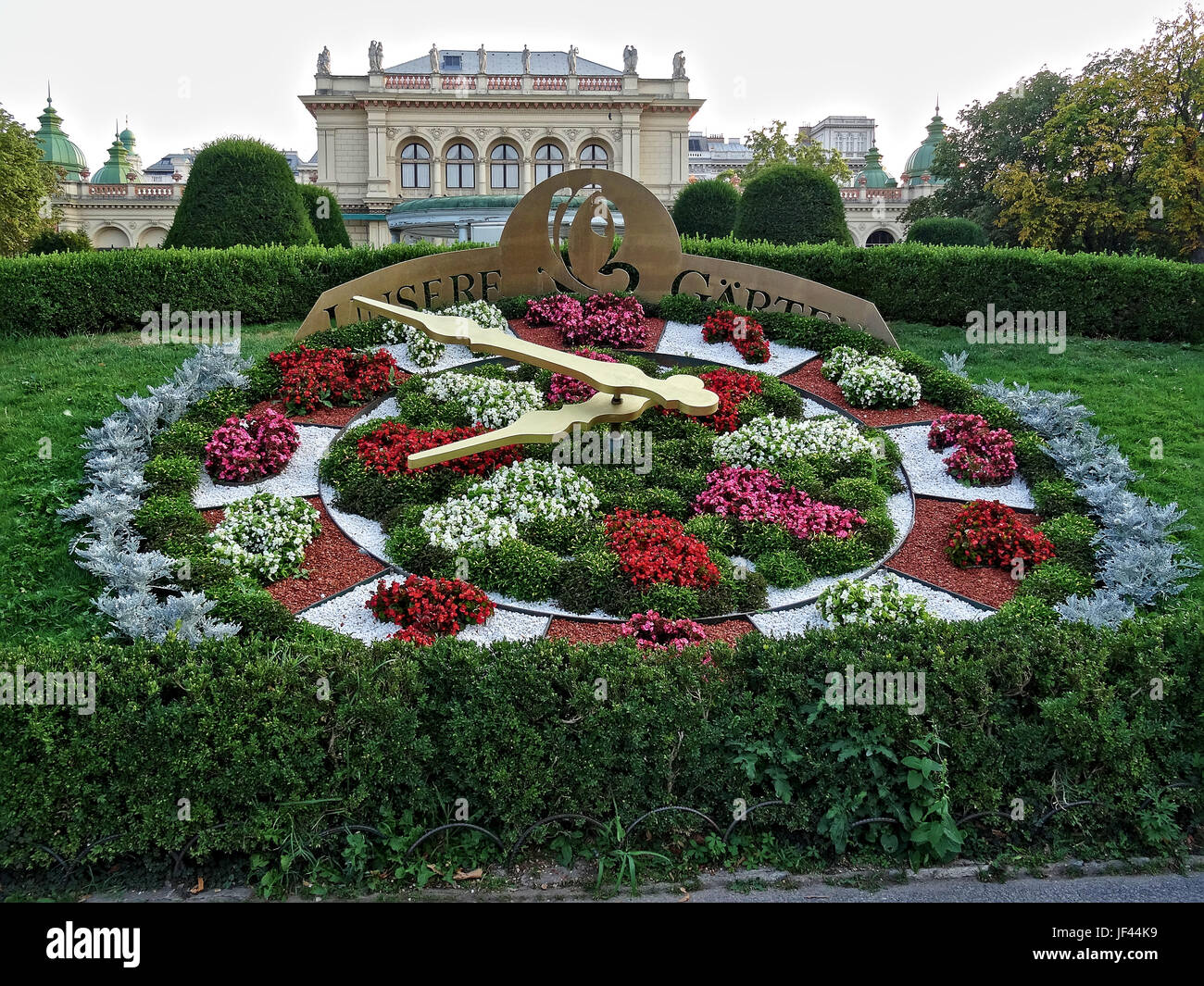 La colorazione dei fiori orologio in uno dei molteplici parchi della città di Vienna. Immagine presa a Vienna, in Austria, l'Europa. Anno 2015. Foto Stock
