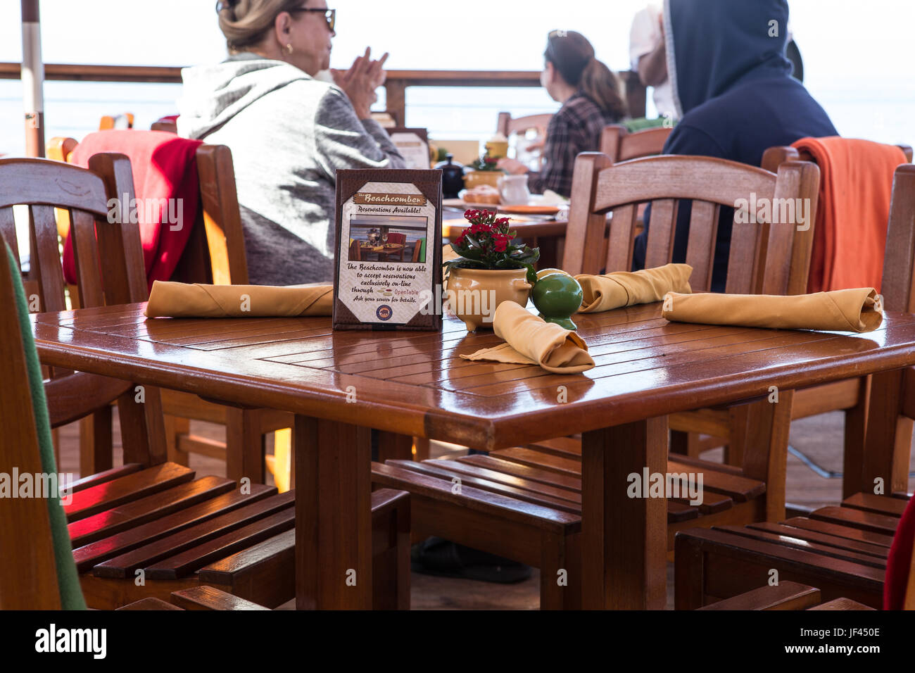 Diners mangiare all'aperto presso il ristorante Beachcomber al Crystal Cove stato Parco California USA Foto Stock