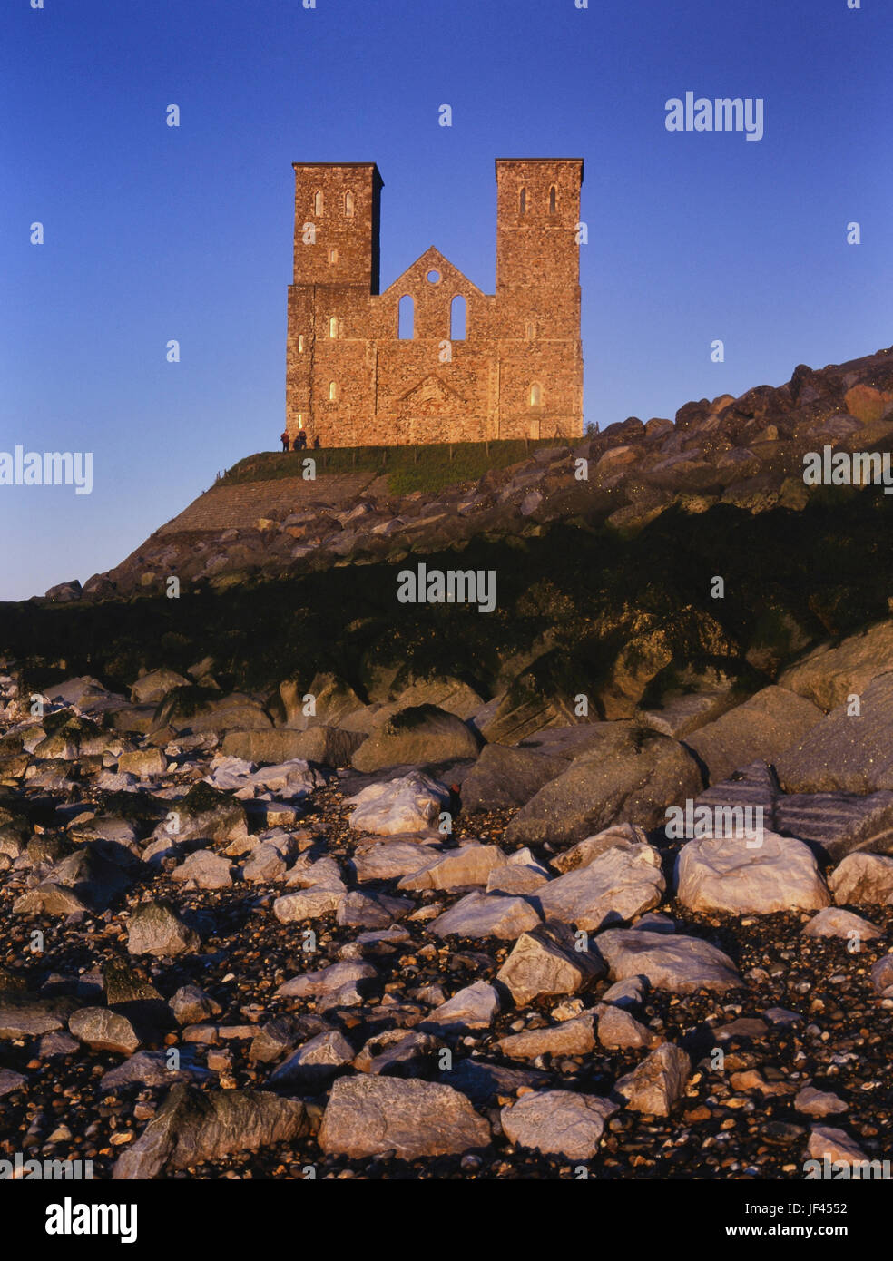 Le imponenti torri gemelle della chiesa medievale di Reculver dominano lo skyline di Herne Bay, Kent, England, Regno Unito Foto Stock