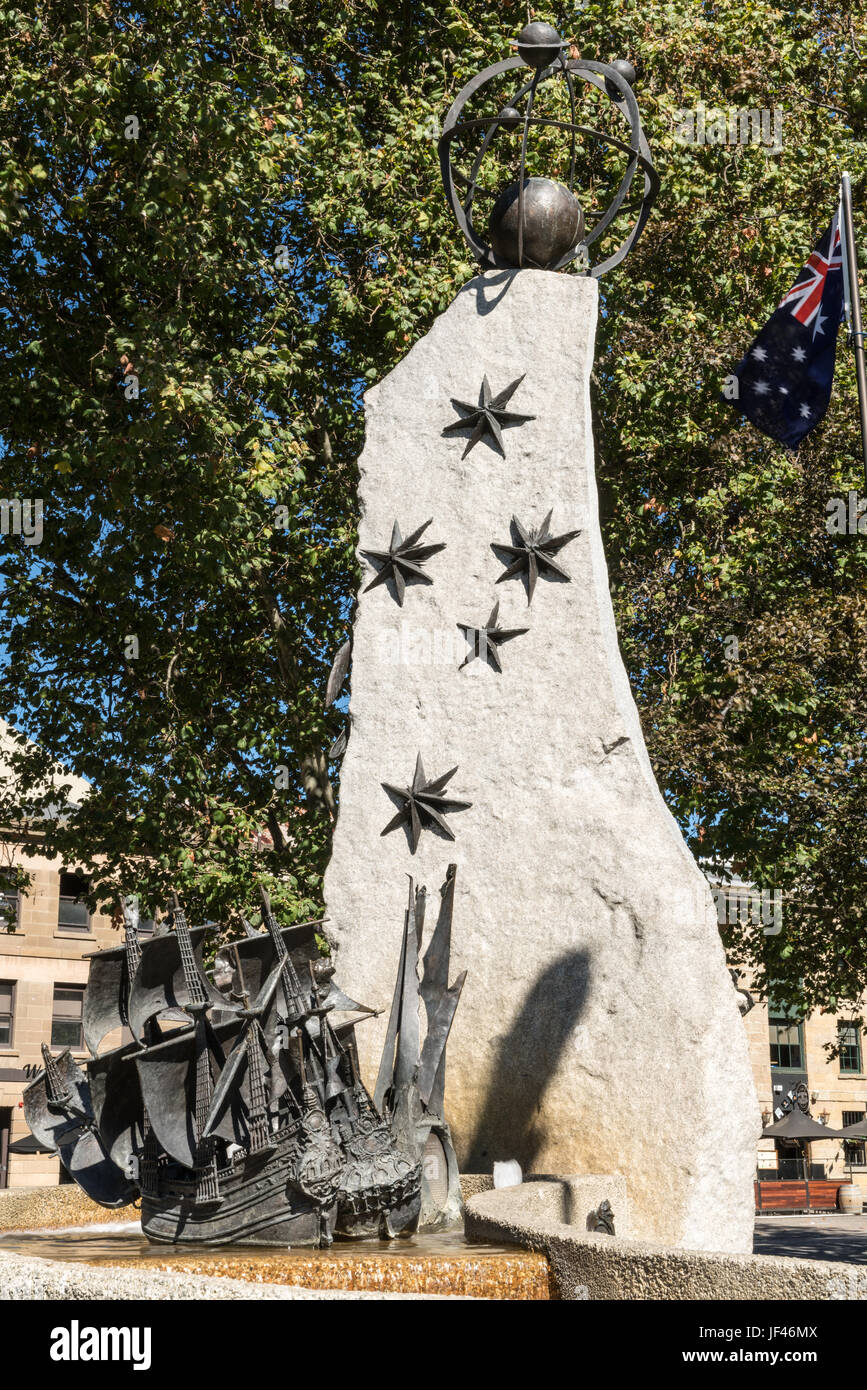 Hobart, Australia - marzo 19. 2017: la Tasmania. Parte di Abel Janszoon Tasman monumento nel centro cittadino di green park. Pietra Bianca con bronzo scuro decorazioni s Foto Stock