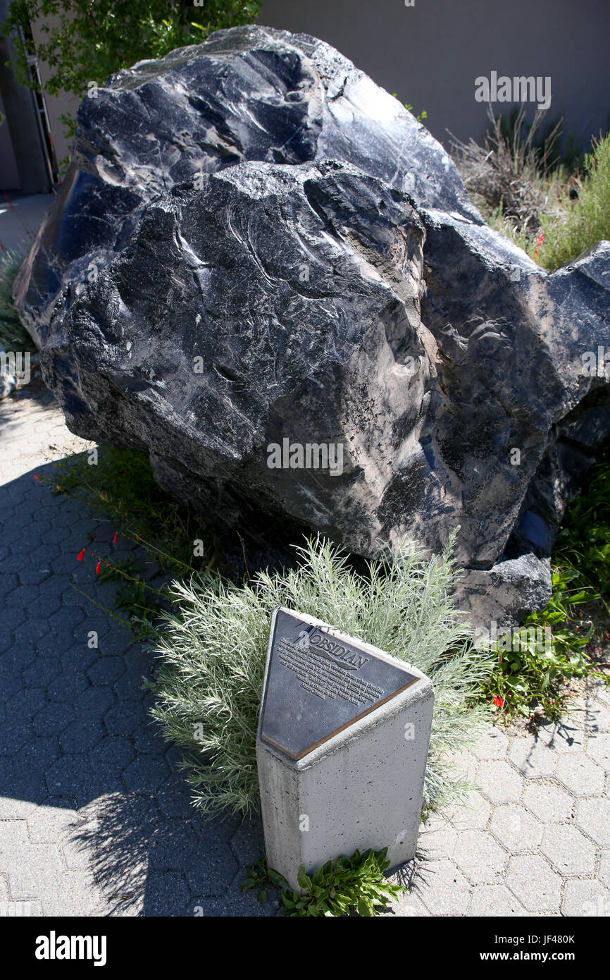 Roccia di ossidiana presso il bacino Mono del centro visitatori. Mono county Ca.L'ossidiana è un naturale vetro vulcanico formato come un estrusivo rocce ignee. Foto Stock