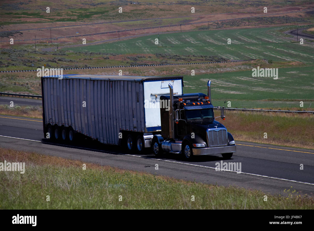 Nero / Semi-Truck rimorchio non marcati Foto Stock