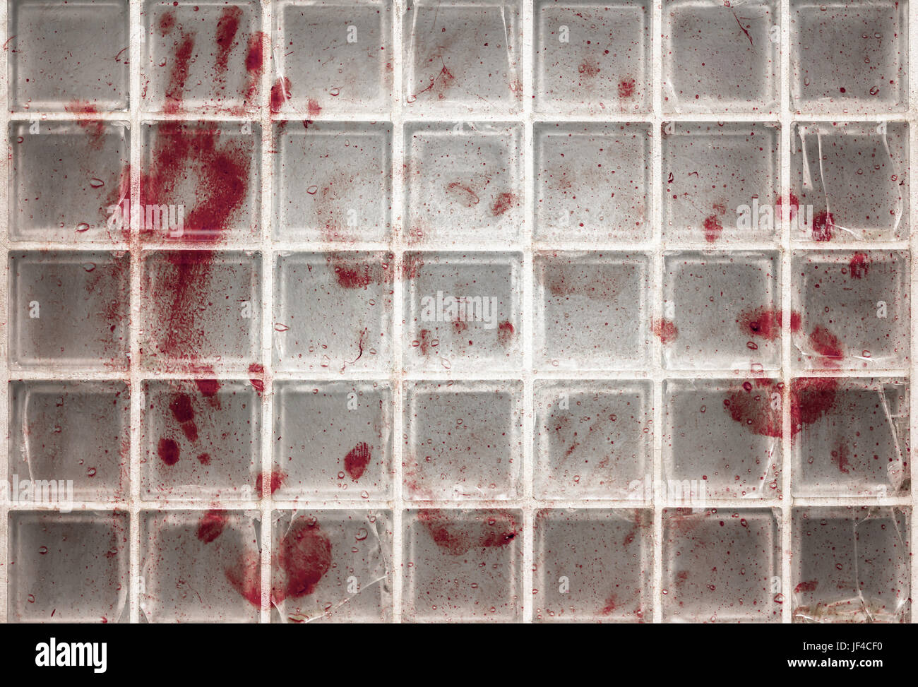 Bloody impronte digitali sul vetro Foto Stock