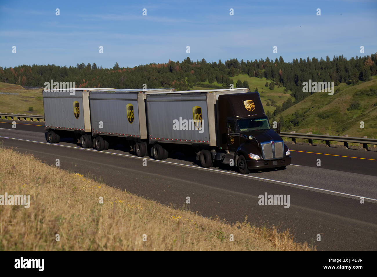 UPS Semi-Truck di massa nelle zone rurali di Oregon, Stati Uniti d'America Foto Stock