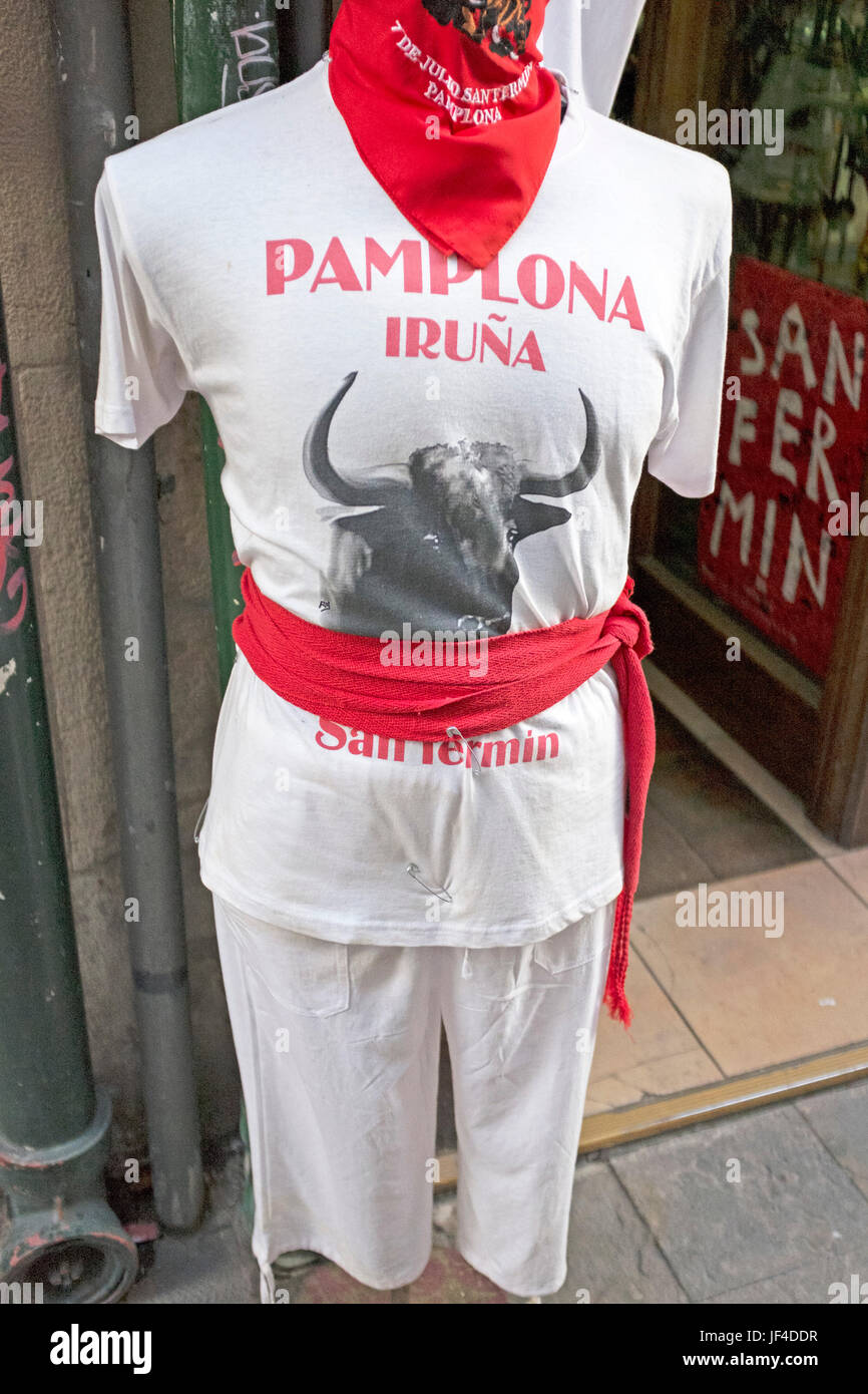 Manichino vestito nel tradizionale vestito dei partecipanti alla gestione annuale del Festival Bulls San Fermin a Pamplona, Spagna. Foto Stock