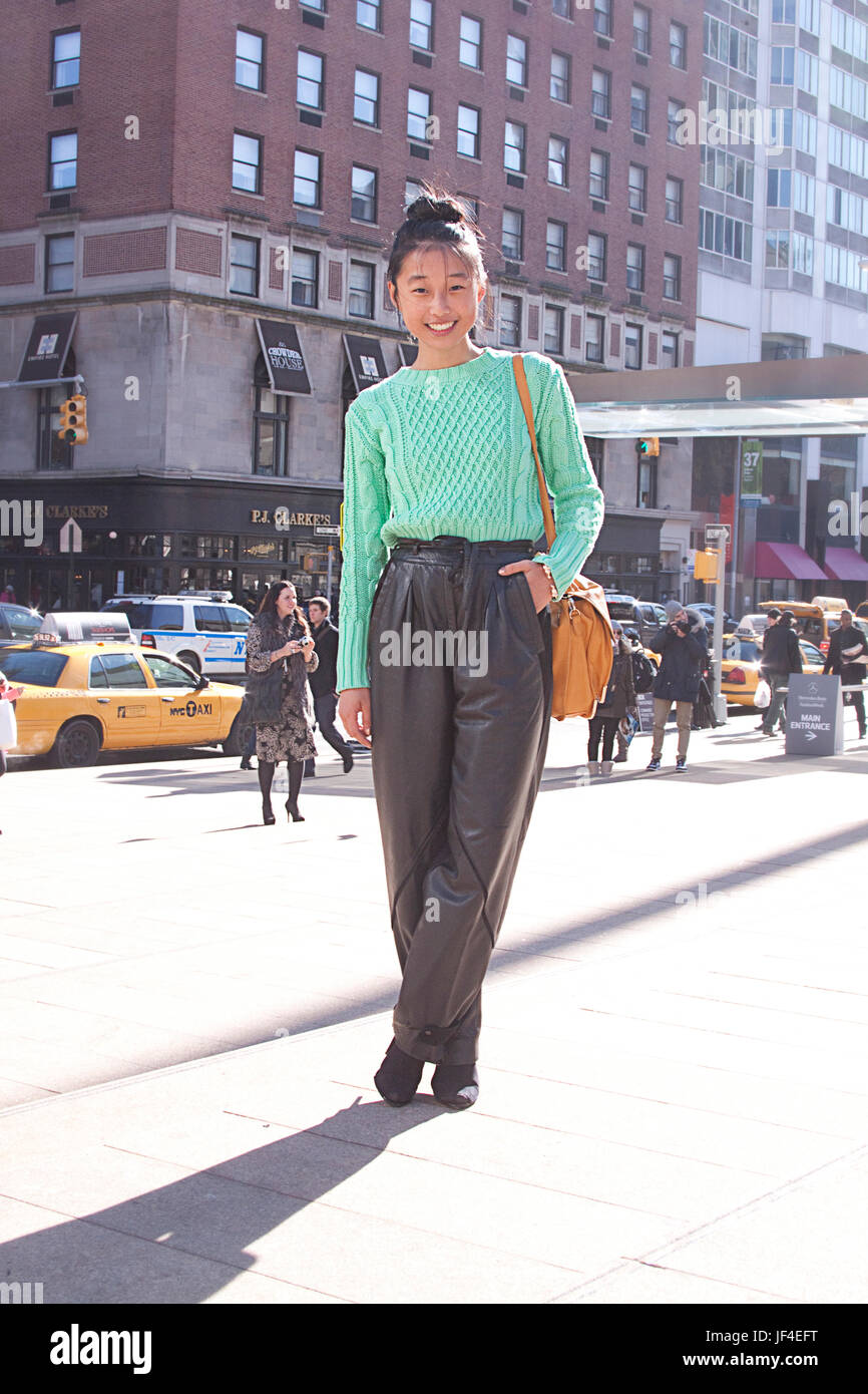 Un elegante ragazza asiatica durante la settimana della moda di New York Foto Stock
