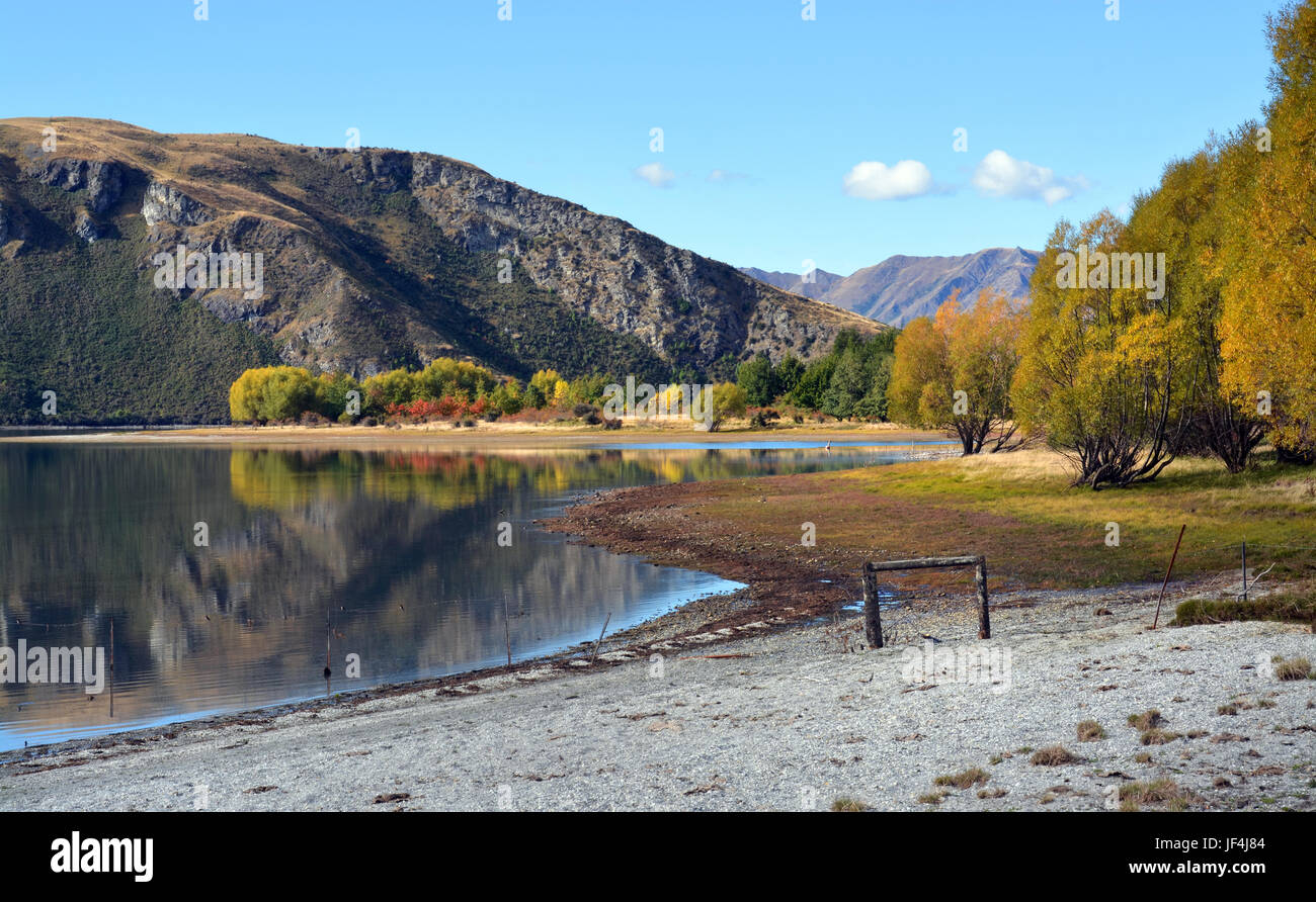Baia di Perkins in autunno sulle rive del bellissimo Lago Wanaka, Nuova Zelanda. Foto Stock