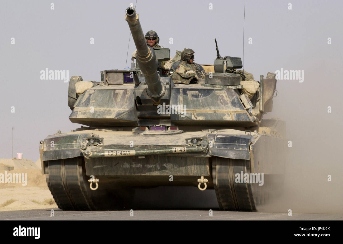 041027-F-2034C-010 un M1A1 Abrams teste del serbatoio fuori su una missione da Avanzamento base operativa MacKenzie in Iraq il Ott 27, 2004. La Abrams e il suo equipaggio sono assegnati al Bravo truppa, 1° Battaglione, 4° reggimento di cavalleria, 1a divisione di fanteria. DoD foto di Staff Sgt. Shane A. Cuomo, U.S. Air Force. (Rilasciato) Foto Stock 041027-F-2034C-010 un M1A1 Abrams teste del serbatoio fuori su una missione da Avanzamento base operativa MacKenzie in Iraq il Ott 27, 2004. La Abrams e il suo equipaggio sono assegnati al Bravo truppa, 1° Battaglione, 4° reggimento di cavalleria, 1a divisione di fanteria. DoD foto di Staff Sgt. Shane A. Cuomo, U.S. Air Force. (Rilasciato) Foto Stock