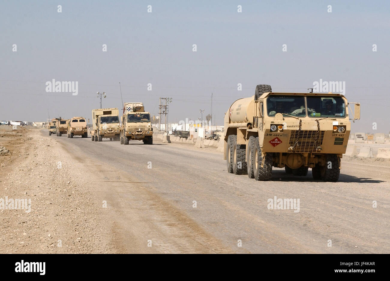 050216-F-3408B-015 veicoli dall'esercito di terza divisione di fanteria formano un convoglio come essi partono Camp Cedar II in Iraq centrale legato per il Kuwait nel febbraio 16, 2005. DoD foto di Master Sgt. Contrassegnare Bucher, U.S. Air Force. (Rilasciato) Foto Stock