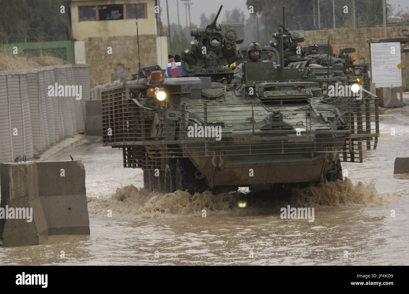 060214-F-2869F-016 U.S. Army Stryker lottare contro i veicoli Ford in un invaso street come essi patrol a Mosul, Iraq, su 14 Febbraio, 2006. Questi Strykers sono attaccati al 2° Battaglione, 1° Reggimento di Fanteria, 172nd della brigata di fanteria. DoD foto di Tech. Sgt. John M. Foster, U.S. Air Force. (Rilasciato) Foto Stock