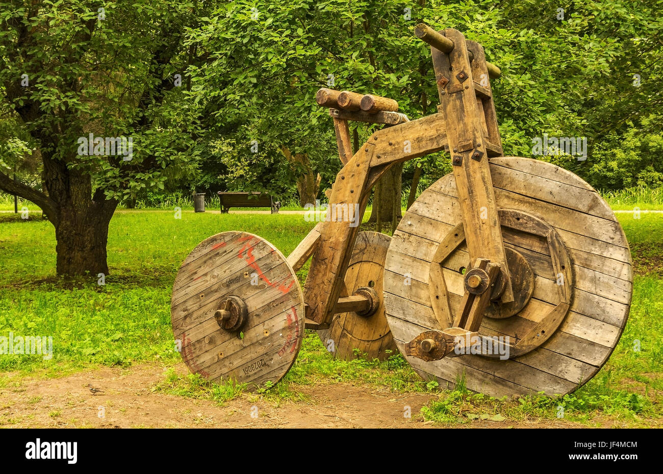 Scultura in legno velosibeda con tre ruote Foto Stock