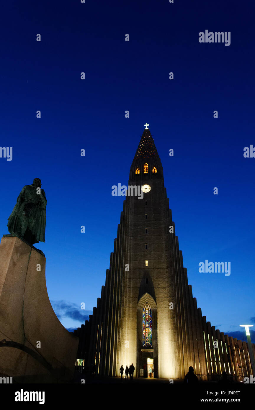 Un tempo di notte vista di Hallgrímskirkja Reykjavik Islanda Foto Stock