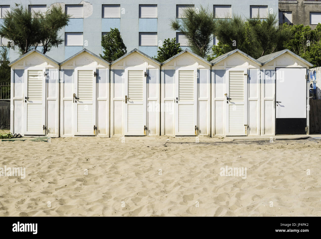 Cabine di legno sulla spiaggia Foto Stock