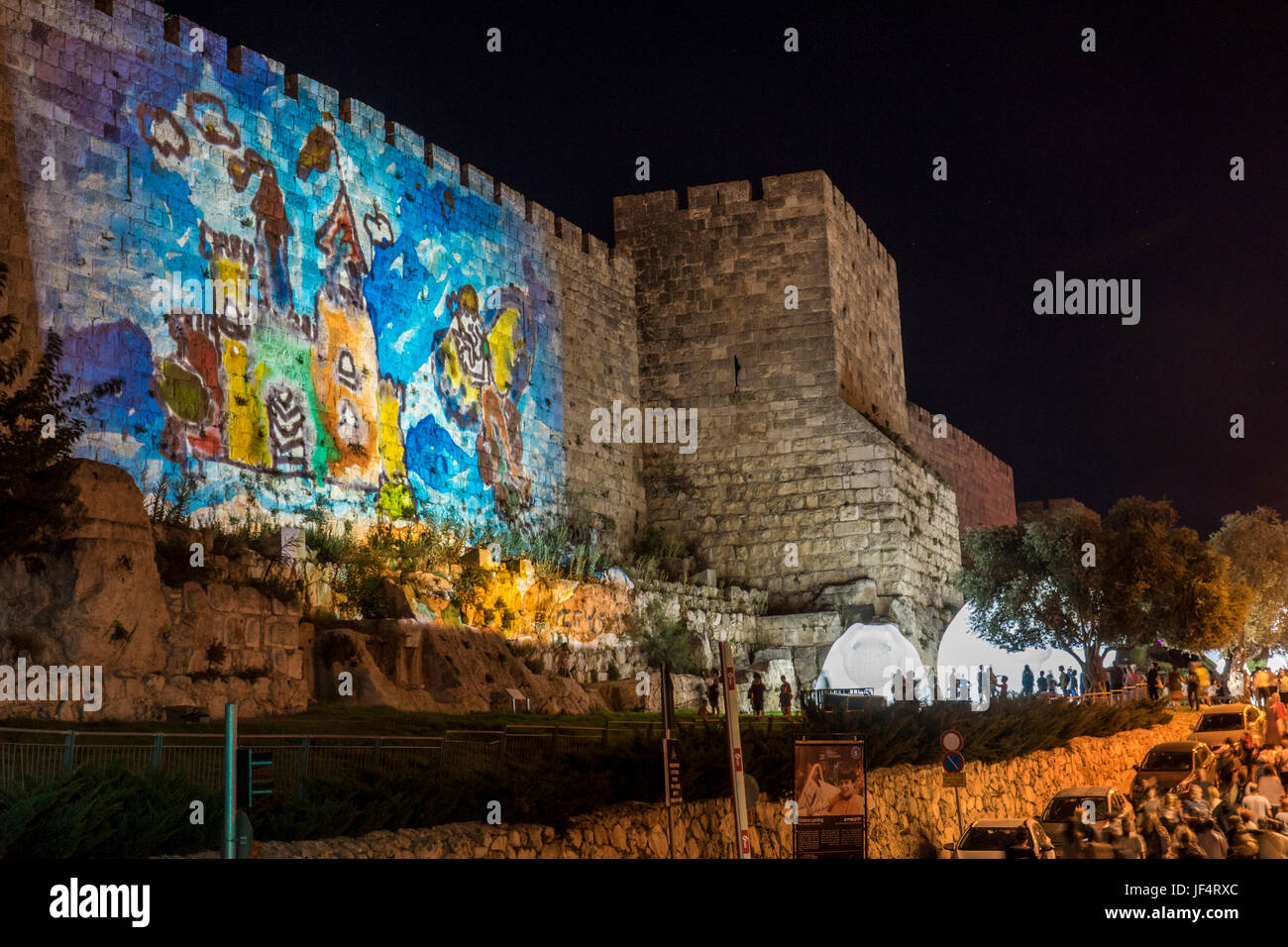 Gerusalemme, Israele. Il 28 giugno, 2017. Gerusalemme, Israele. arte mostra e illuminazioni tra la Porta di Jaffa, la torre di Davide e la porta di Sion, durante l'annuale "Luce in Gerusalemme' festival nella città vecchia. Credito: Yagil Henkin/Alamy Live News Foto Stock