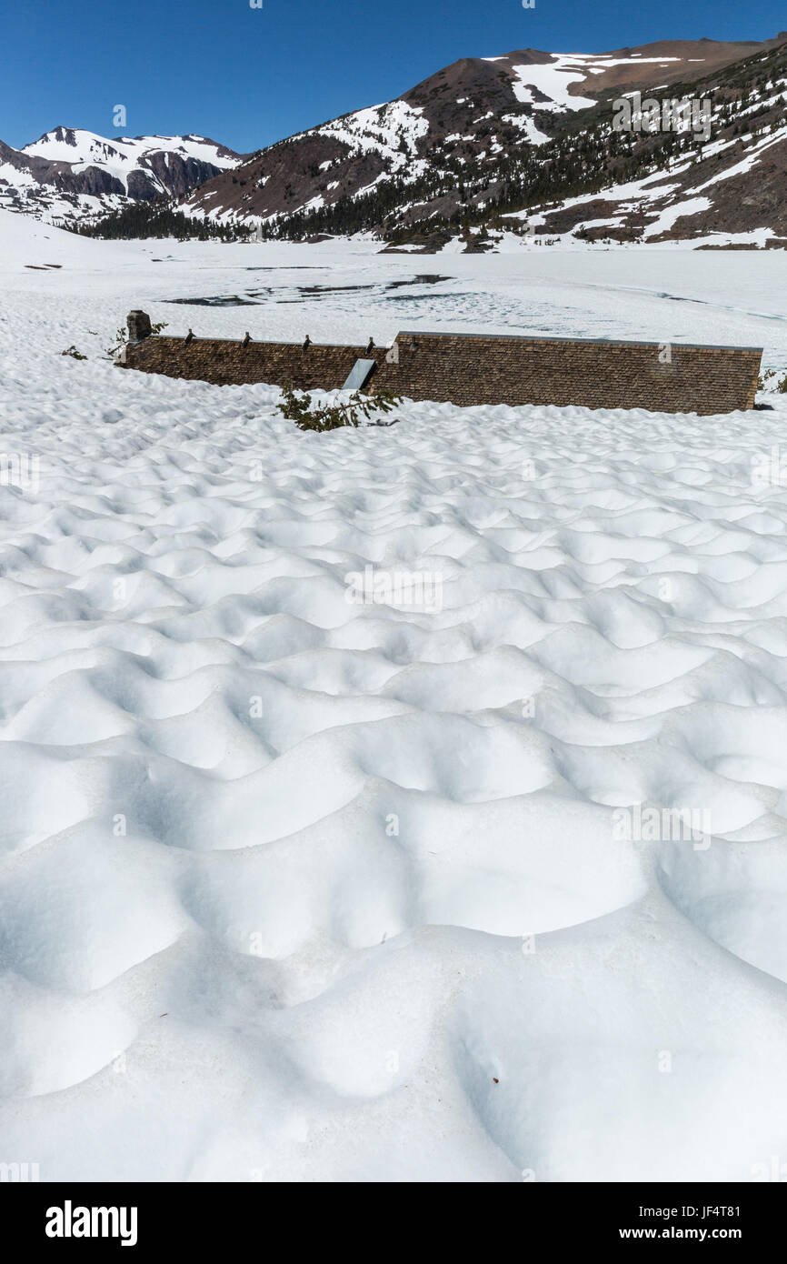 In California, Stati Uniti d'America. Il 27 giugno, 2017. Giugno 27, 2017.Bisaccia Lake Resort e la bisaccia Lago di rimanere sepolti sotto la neve. La strada che conduce dalla Hwy 120 (Tioga Pass Road) a Bisaccia il lago e la bisaccia Lake Resort, rimane chiuso per veicoli. I visitatori che desiderano proseguire a piedi lungo la strada deve essere consapevole di apparecchiature pesanti possono essere in movimento lungo la carreggiata per rimuovere la neve e/o la riparazione di danni su strada e che la neve fusa è la creazione di swift acqua correre attraverso la strada in luoghi. Secondo un Mono County Public Works dipendente, non vi è alcuna data stimata per la strada per aprire. (Credito Immagine: © Tracy Barbutes via ZU Foto Stock