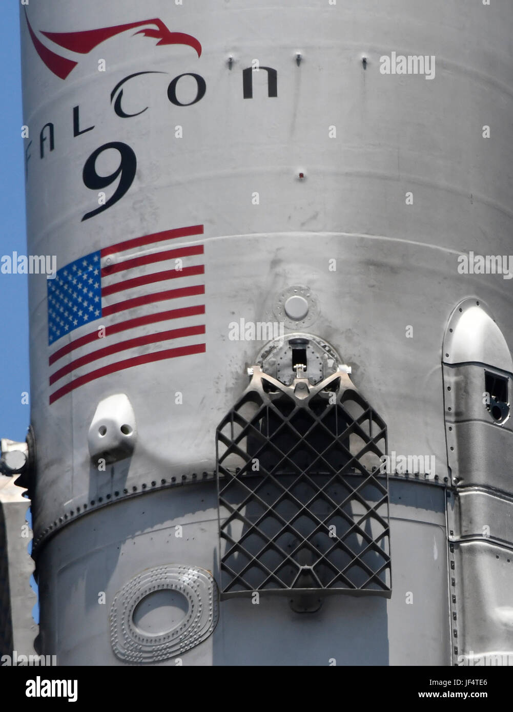 San Pedro, California, Stati Uniti d'America. Il 28 giugno, 2017. Il razzo SpaceX booster che sollevò una seconda fase che porta a razzo 10 iridio satelliti in orbita per tutto il weekend è arrivato tardi Mercoledì mattina su Los Angeles lungomare di San Pedro.Eseguito da Baja California sulla cima di un apposita chiatta robotico Ã' un drone autonoma Nave denominata basta leggere le istruzioni Ã' alluminio-litio cavalletti booster 16 piani.It è stata lanciata la domenica pomeriggio e sbarcati sul fuco nave in mare pochi minuti dopo il ritorno dal bordo di spazio. Foto da Gene Blevins/LA Daily News/SCNG/ZUMAPRESS (credito Im Foto Stock