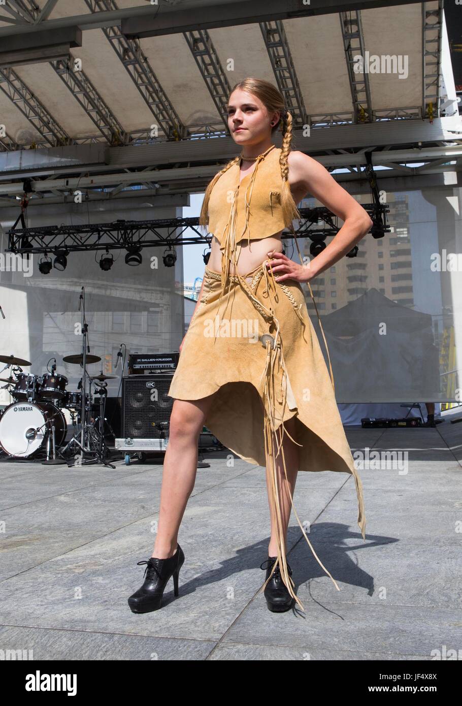 Toronto, Canada. Il 28 giugno, 2017. Un modello presenta una creazione dal locale designer indigeni durante il fashion show del 2017 storia aborigena mese celebrazione presso Yonge-Dundas Square a Toronto, Canada, 28 giugno 2017. Credito: Zou Zheng/Xinhua/Alamy Live News Foto Stock