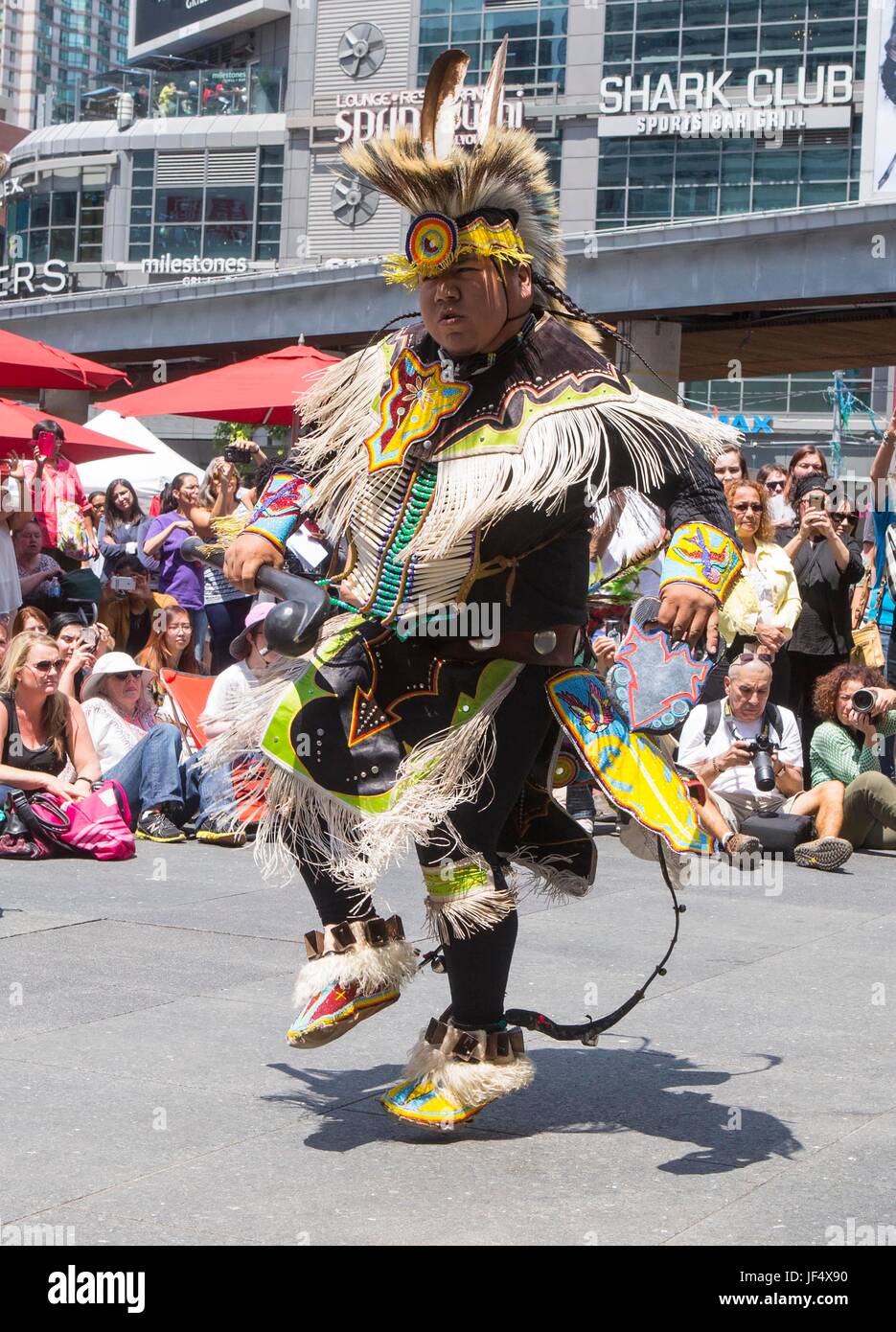 Toronto, Canada. Il 28 giugno, 2017. Un esecutore(C) indossando gli uomini del costume tradizionale danze davanti al fashion show del 2017 storia aborigena mese celebrazione presso Yonge-Dundas Square a Toronto, Canada, 28 giugno 2017. Credito: Zou Zheng/Xinhua/Alamy Live News Foto Stock