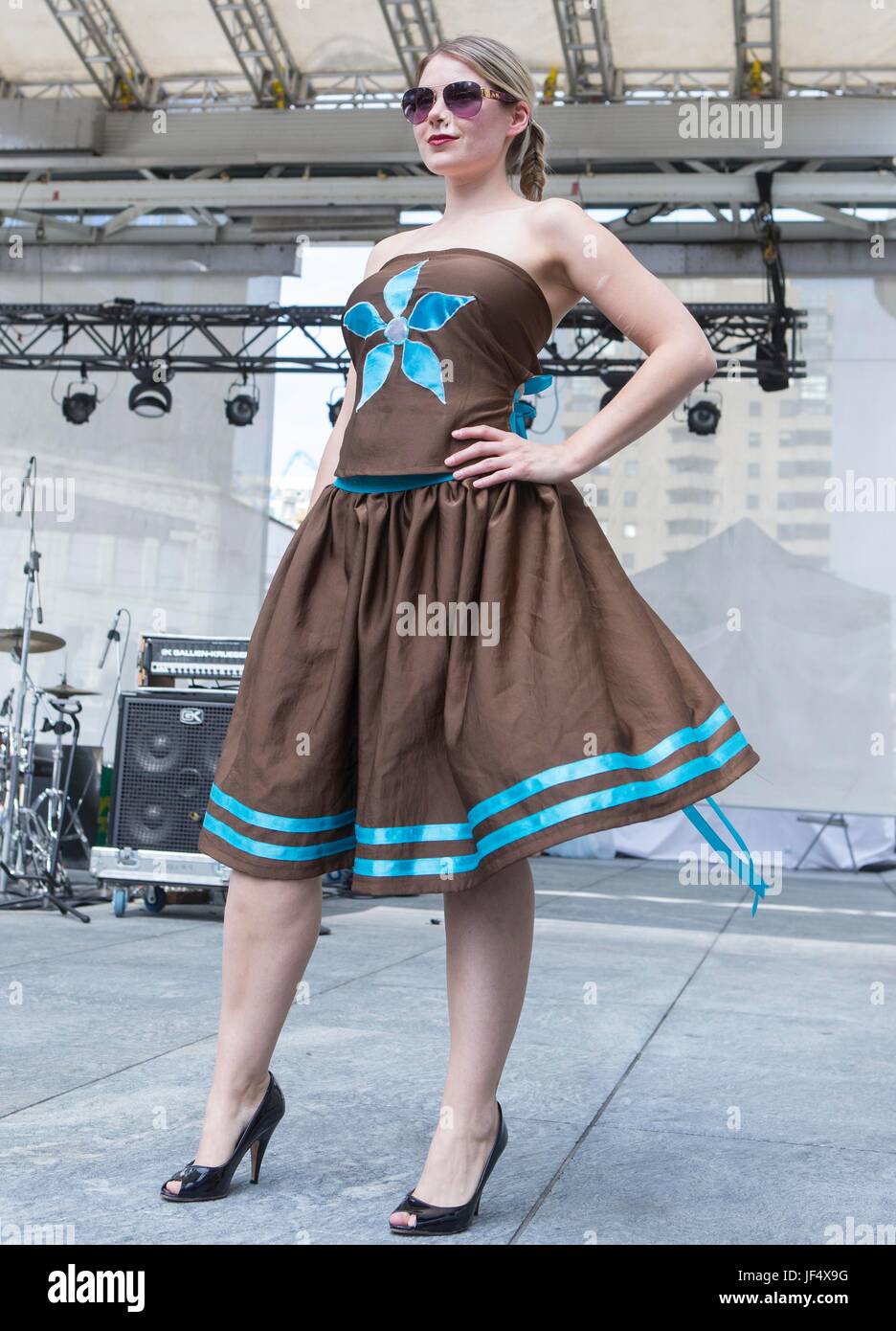 Toronto, Canada. Il 28 giugno, 2017. Un modello presenta una creazione dal locale designer indigeni durante il fashion show del 2017 storia aborigena mese celebrazione presso Yonge-Dundas Square a Toronto, Canada, 28 giugno 2017. Credito: Zou Zheng/Xinhua/Alamy Live News Foto Stock