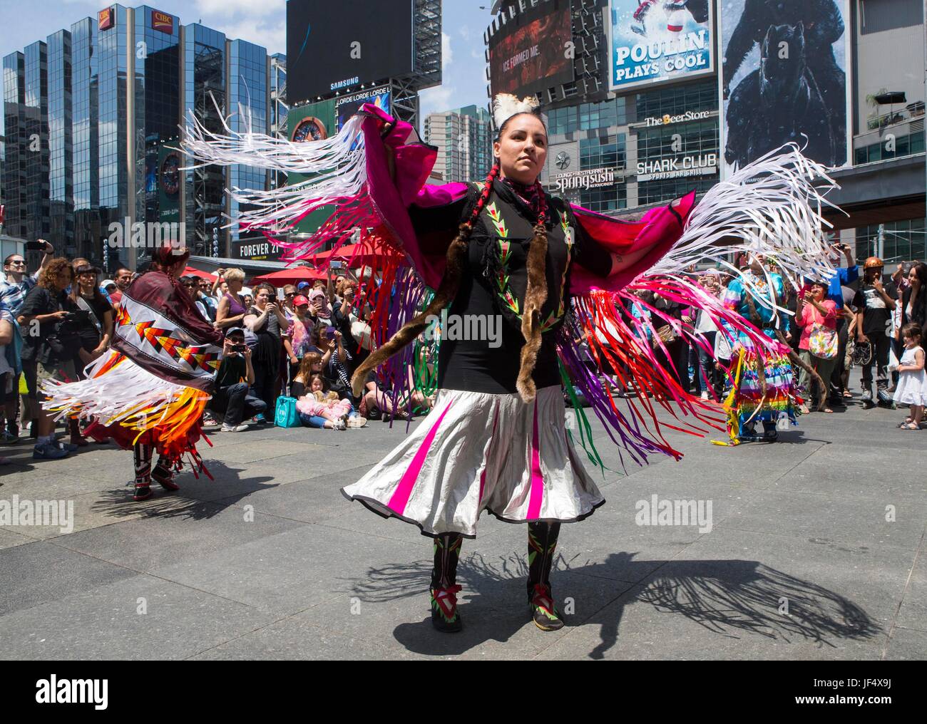 Toronto, Canada. Il 28 giugno, 2017. Gli artisti interpreti o esecutori le donne che indossano il costume tradizionale danza prima il fashion show del 2017 storia aborigena mese celebrazione presso Yonge-Dundas Square a Toronto, Canada, 28 giugno 2017. Credito: Zou Zheng/Xinhua/Alamy Live News Foto Stock