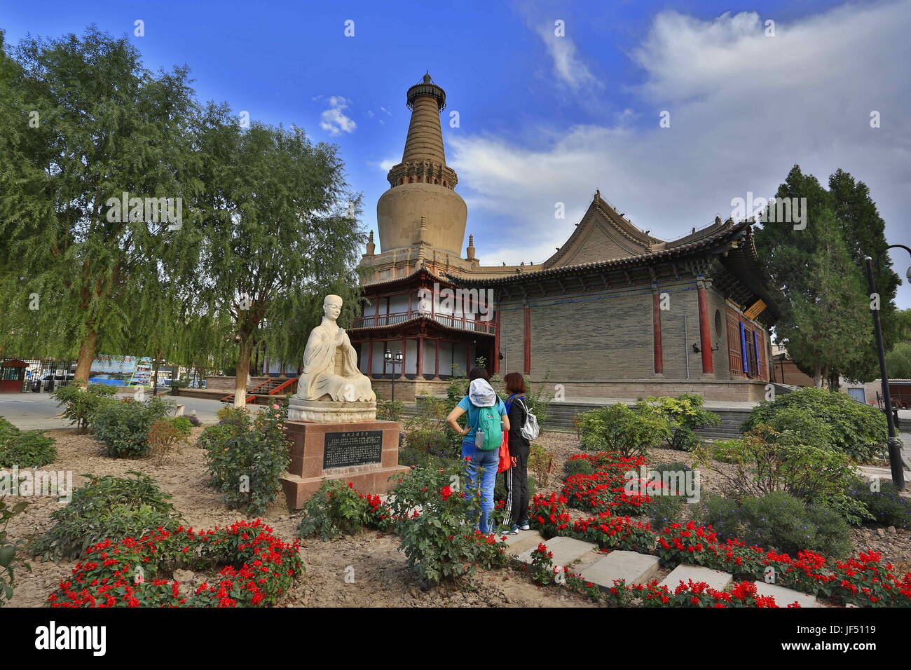 Zhangye, Zhangye, Cina. Il 29 giugno, 2017. Zhangye, CINA-Sep 8 (solo uso editoriale. Cina) l?Dafo tempio, noto anche come grande Tempio del Buddha o Grand Buddha monastero, è un antico tempio buddista in?Zhangye,?a nord-ovest della Cina di Gansu, notevole per la sua gigantesca?Buddha reclinato?statua di circa A.D. 1.100, che è trentacinque metri di lunghezza. Ha avuto diversi nomi nel corso dei secoli, compreso l?Kasyapa Tempio del Buddha, il?Bojue tempio, il?Hongren tempio e l?Buddha reclinato Tempio. Il nome attuale della 'Dafo'', ''Grande Buddha' Credit: SIPA Asia/ZUMA filo/Alamy Live News Foto Stock