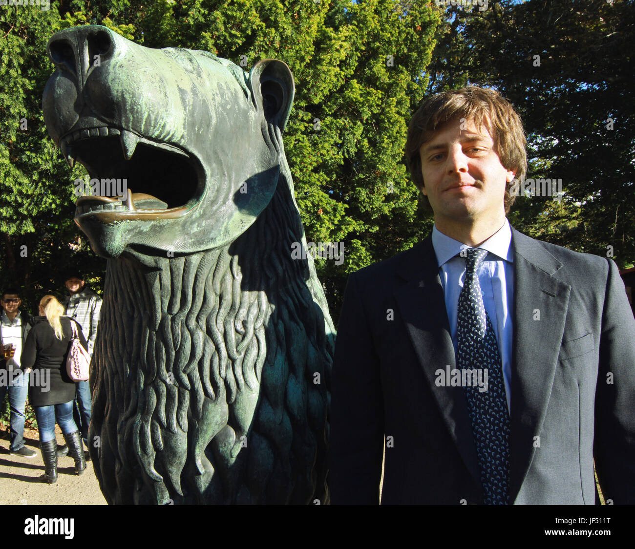 FILE - Il file immagine datata 22 settembre 2012 mostra Principe della Corona di Hannover, Ernst August (R), in piedi accanto al Bronce Lion a Blankenburg giardino barocco in Germania. La bronce lion è rimasto in Blankenburg. In quello stesso giorno il principe ereditario e Blankenburg Sindaco Hanns-Michael Noll, hanno firmato un accordo di leasing. Con detto accordo una controversia riguardo il simbolo di Blankenburg è stato risolto al di fuori della corte e il leone può rimanere nel giardino del palazzo di piccole dimensioni. Foto: Matthias Bein/dpa-Zentralbild/ZB Foto Stock