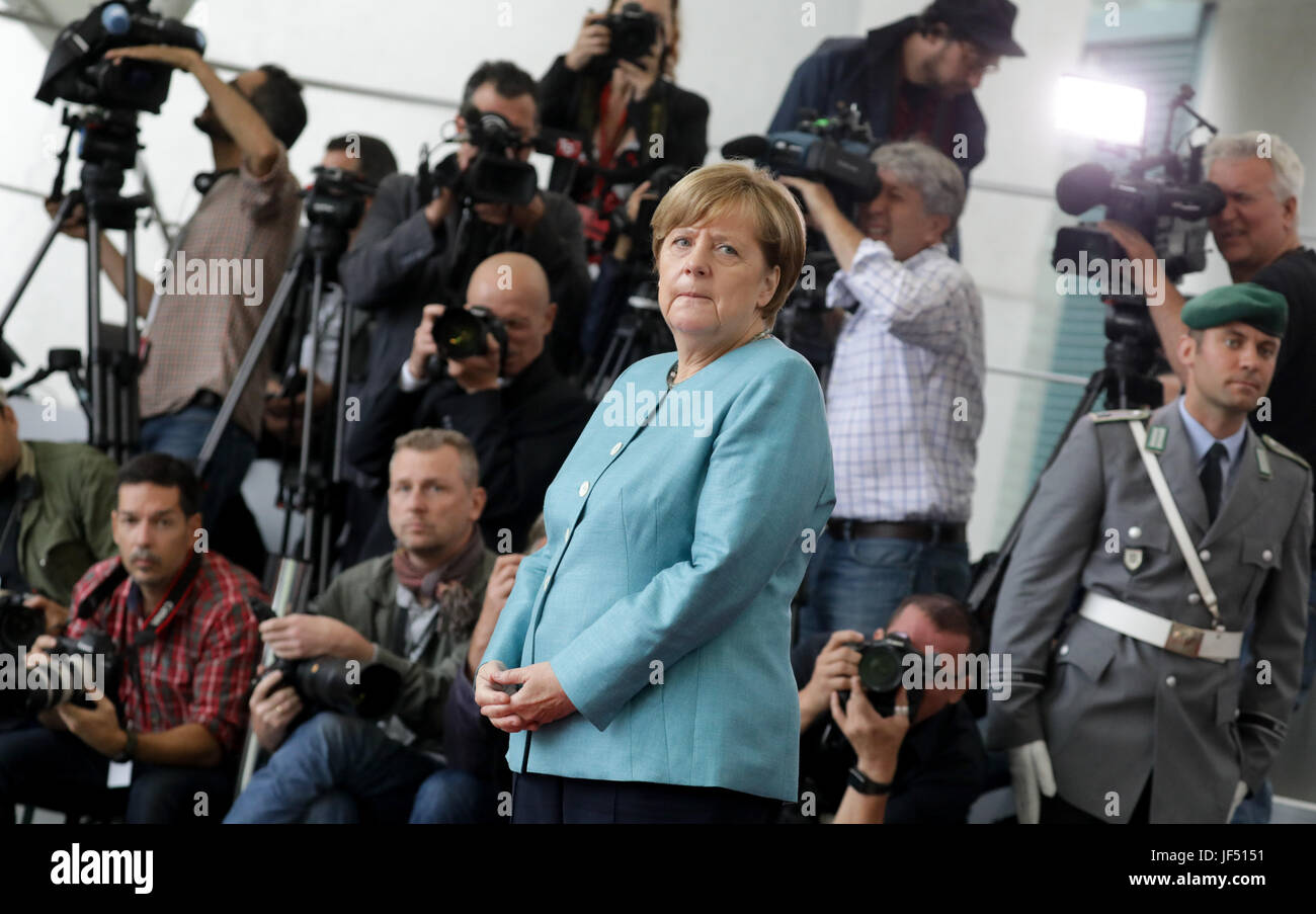 Berlino, Germania. Il 29 giugno, 2017. Il cancelliere tedesco Angela Merkel attende il presidente francese Emmanuel Macron, di fronte alla Cancelleria federale a Berlino, Germania, 29 giugno 2017. Foto: Kay Nietfeld/dpa/Alamy Live News Foto Stock