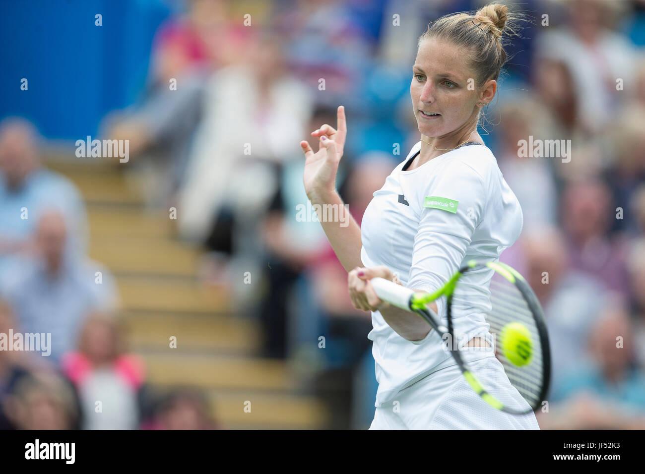 Eastbourne, Regno Unito. Il 28 giugno, 2017. Kristyna Pliskova della Repubblica ceca in azione contro Angelique Kerber della Germania durante il giorno quattro del Aegon International Eastbourne il 28 giugno 2017 a Eastbourne, Inghilterra Credito: Paolo Terry foto/Alamy Live News Foto Stock