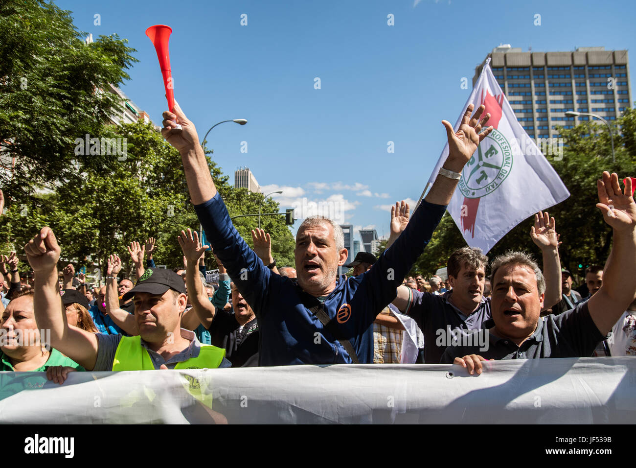 Madrid, Spagna. Il 29 giugno, 2017. I tassisti che protestavano contro la Uber e Cabify chiedono al governo di obbedire alla legge, impegnativo solo uno Uber per 30 taxi. Credito: Marcos del Mazo/Alamy Live News Foto Stock