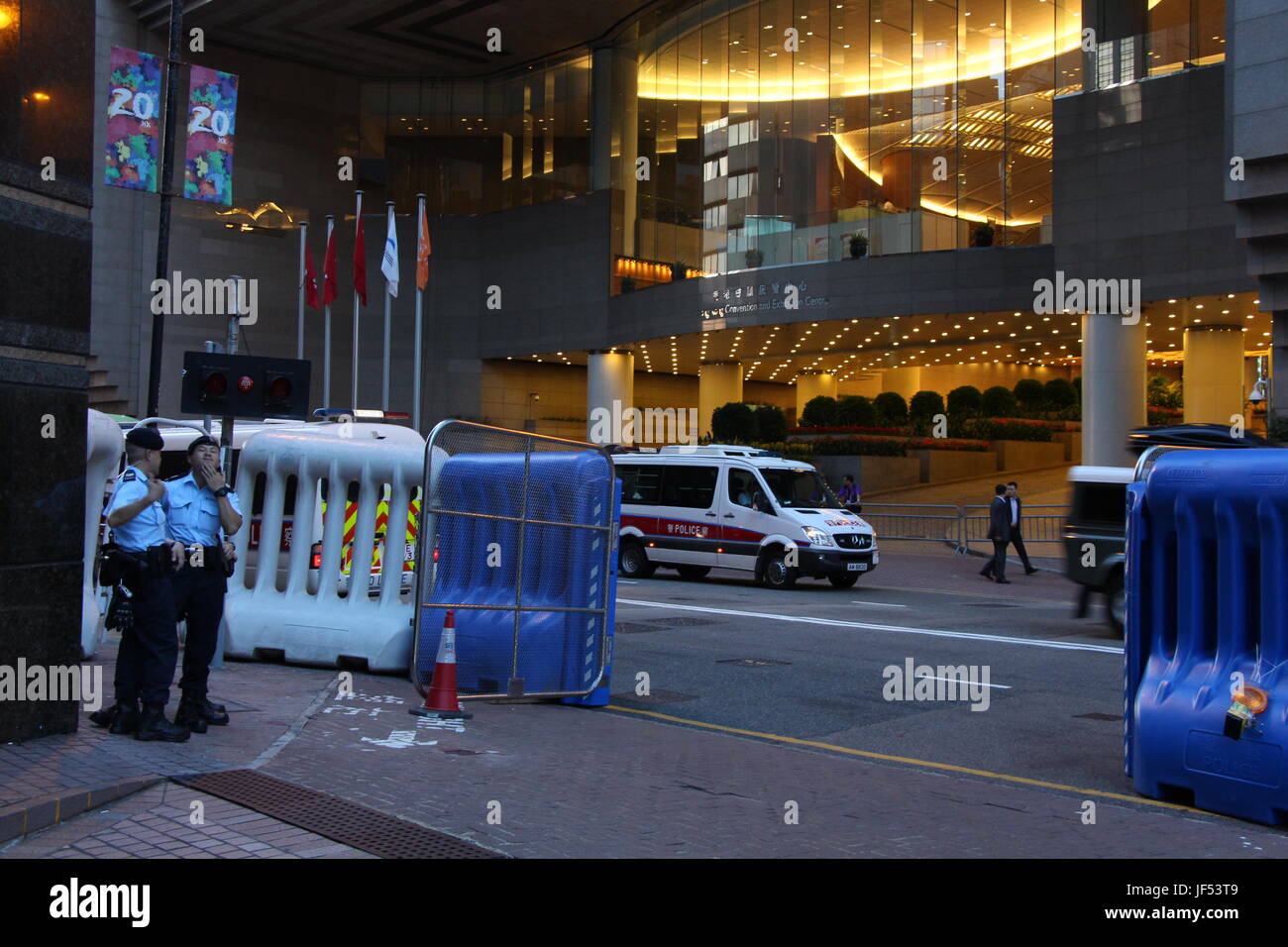 Barricate sulla Strada del Porto, Wanchai Hong Kong Island, il primo giorno del Presidente Xi Jinping la visita Foto Stock