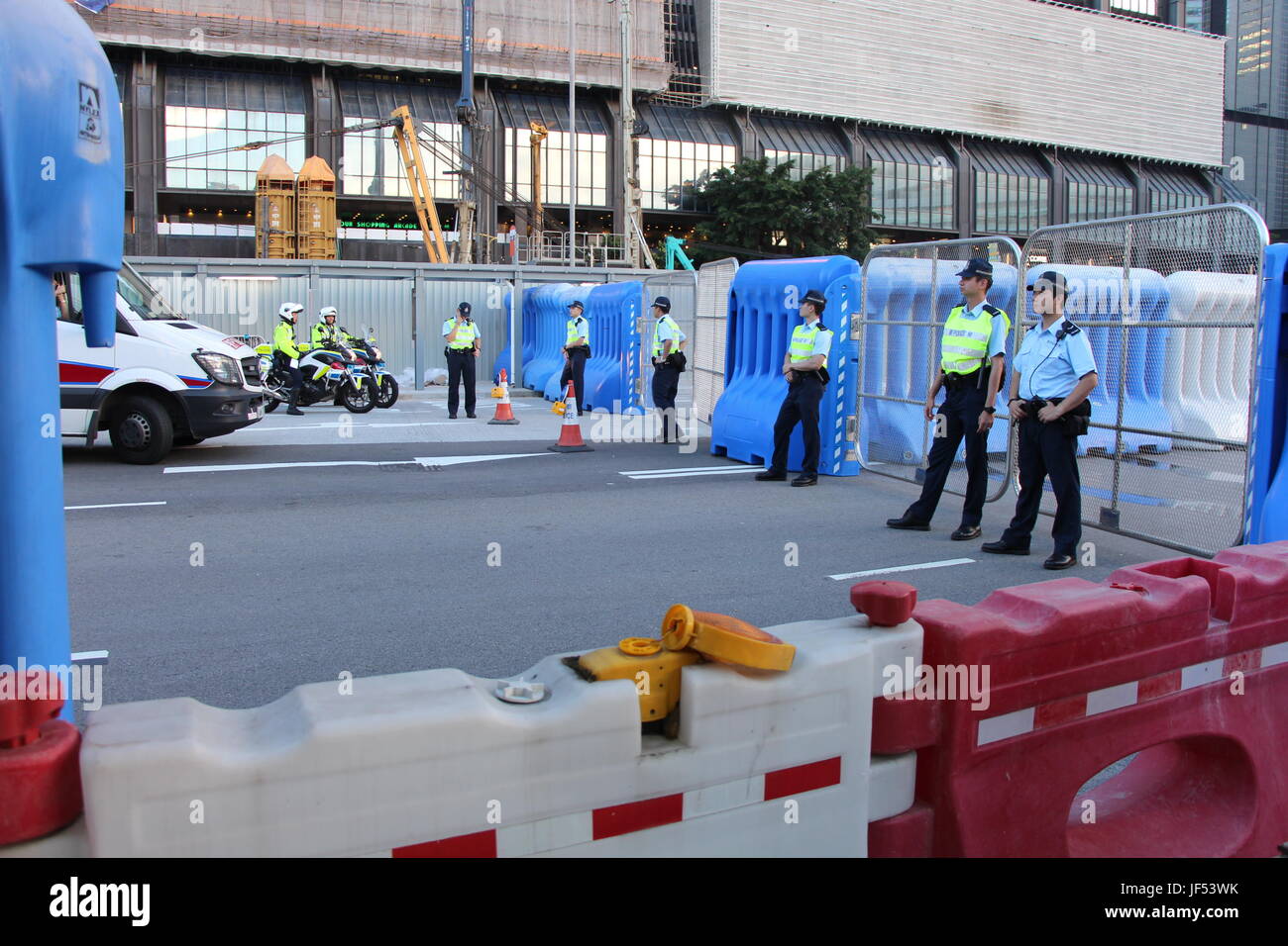Forte la presenza della polizia, con le chiusure della strada, a Hong Kong di Wanchai località, il primo giorno del Presidente Xi Jinping la visita Foto Stock