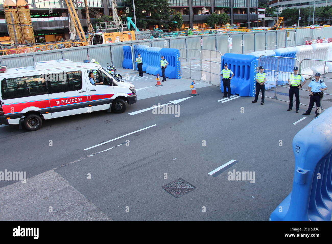 Chiusura della strada nel cuore di Hong Kong il primo giorno del Presidente Xi Jinping la visita a Hong Kong in occasione del ventesimo anniversario della consegna Foto Stock