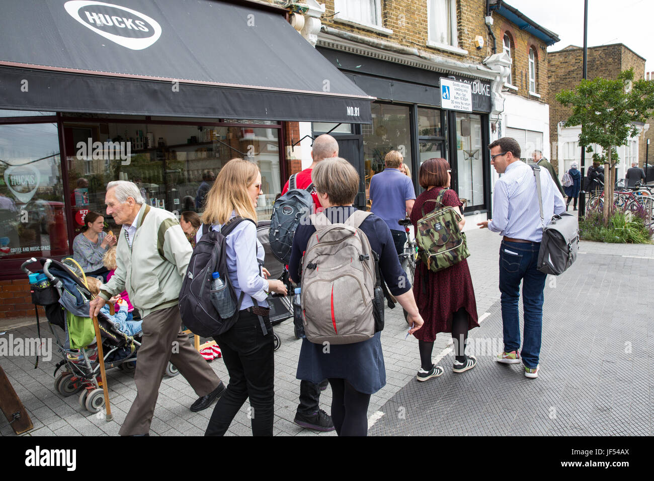 Londra, Regno Unito. Il 29 giugno, 2017. I partecipanti sul sito di una visita da parte del gruppo di Londra Trasporti Comitato per il Walthamstow schema Mini-Holland stare davanti al parcheggio del ciclo in Grove Road, Walthamstow. Erano presenti: Caroline Russell (Gruppo di Londra gli stati e gli stati del gruppo di Londra Trasporti), Norman (escursioni a piedi e in bicicletta il Commissario), Mark blande (Mini Holland Program Manager, a Waltham Forest consiglio), Jessica Ellery (Borough Ciclismo Program Manager, TfL), Simon Munk (Infrastruttura diruttori, LCC), Paolo Gasson (Liaison Officer, Waltham Forest campagna in bicicletta), Susan Bai Foto Stock