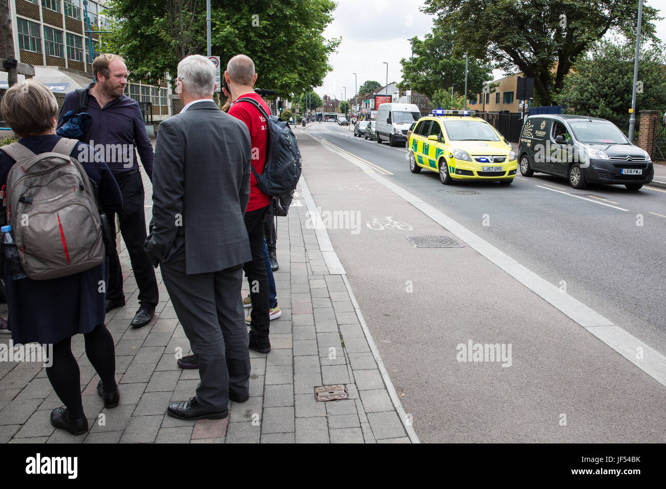 Londra, Regno Unito. Il 29 giugno, 2017. I partecipanti sul sito di una visita da parte del gruppo di Londra Trasporti Comitato per il Walthamstow Mini Holland schema a Waltham Forest in stand by per il blended Copenaghen crossing, progettata per rallentare i veicoli quando si entra o si esce strade laterali e di incoraggiare i driver per dare modo ai pedoni che attraversano la strada, come un veicolo di emergenza passa su Hoe Street. Credito: Mark Kerrison/Alamy Live News. Foto Stock