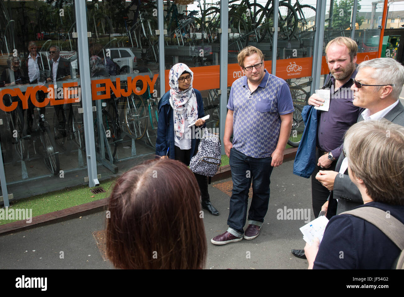 Londra, Regno Unito. Il 29 giugno, 2017. Contrassegnare blando, Mini Holland Program Manager a Waltham Forest Consiglio parla di fronte a un ciclo Park & Go mozzo del ciclo durante una visita in loco da parte del gruppo di Londra Trasporti Comitato per il Walthamstow Mini Holland schema a Waltham Forest come parte di un lavoro di relatori su escursioni a piedi e in bicicletta infrastrutture all esterno delle giunzioni di Londra. Erano inoltre presenti: Caroline Russell (Gruppo di Londra gli stati e gli stati del gruppo di Londra Trasporti), Norman (escursioni a piedi e in bicicletta il Commissario), Jessica Ellery (Borough Ciclismo Program Manager, TfL), Simon Munk (Infra Foto Stock