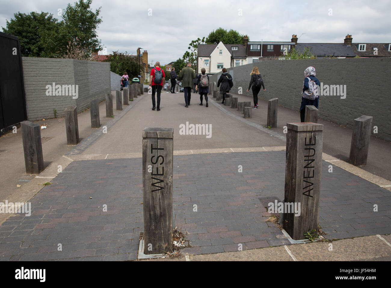 Londra, Regno Unito. Il 29 giugno, 2017. I partecipanti sul sito di una visita da parte del gruppo di Londra Trasporti Comitato per il Walthamstow Mini-Holland schema al fianco di un tappo di chiusura in West Avenue in Walthamstow installato insieme al London Borough of Waltham Forest Mini-Holland del regime e godere di Waltham Forest programma. Erano presenti: Caroline Russell (Gruppo di Londra gli stati e gli stati del gruppo di Londra Trasporti), Norman (escursioni a piedi e in bicicletta il Commissario), Mark blande (Mini Holland Program Manager, a Waltham Forest consiglio), Jessica Ellery (Borough Ciclismo Program Manager, TfL Foto Stock