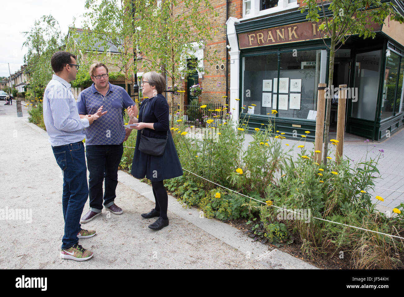 Londra, Regno Unito. Il 29 giugno, 2017. Carolina Russell, Verde London Assembly Stati, parla di Norman, escursioni a piedi e in bicicletta il Commissario, e Cllr Clyde Loakes di Waltham Forest consiglio durante una visita in loco da parte del gruppo di Londra Trasporti Comitato per il Walthamstow Mini Holland schema a Waltham Forest come parte di un lavoro di relatori su escursioni a piedi e in bicicletta infrastrutture all esterno delle giunzioni di Londra. Erano inoltre presenti: Jessica Ellery (Borough Ciclismo Program Manager, TfL), Simon Munk (Infrastruttura diruttori, LCC), Paolo Gasson (Liaison Officer, Waltham Forest campagna in bicicletta), Susan Bailey (locale Foto Stock