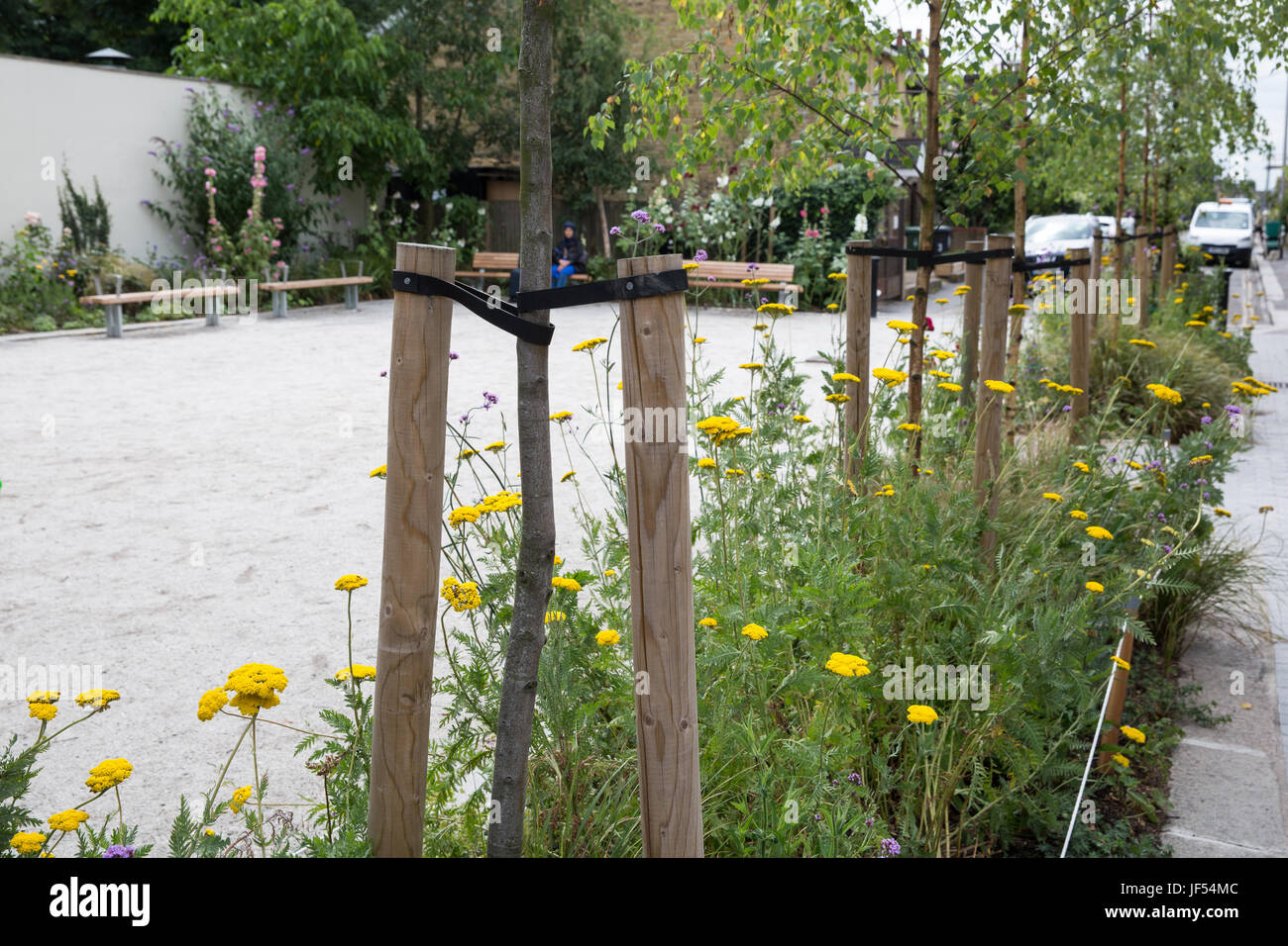 Londra, Regno Unito. Il 29 giugno, 2017. Piantare circa una chiusura vicino a Orford strada in Walthamstow Village installato insieme al London Borough of Waltham Forest Mini-Holland del regime e godere di Waltham Forest programma. Credito: Mark Kerrison/Alamy Live News Foto Stock